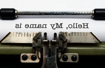 Varför kan man hitta olika stavningar av samma efternamn i Censusregistret och hur man hanterar det?